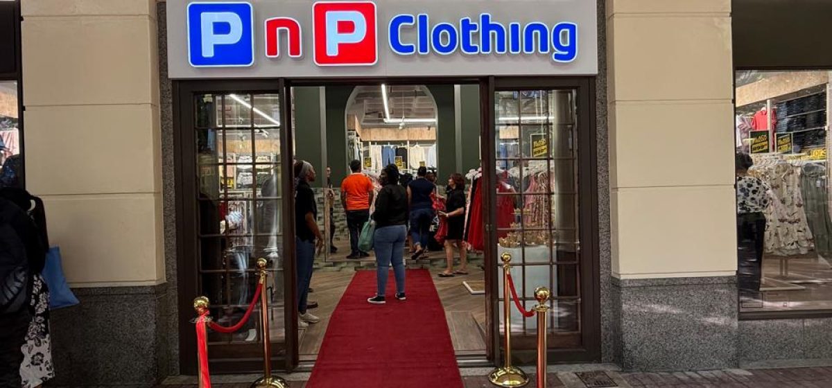 Retail-Window-Display-Branding-1