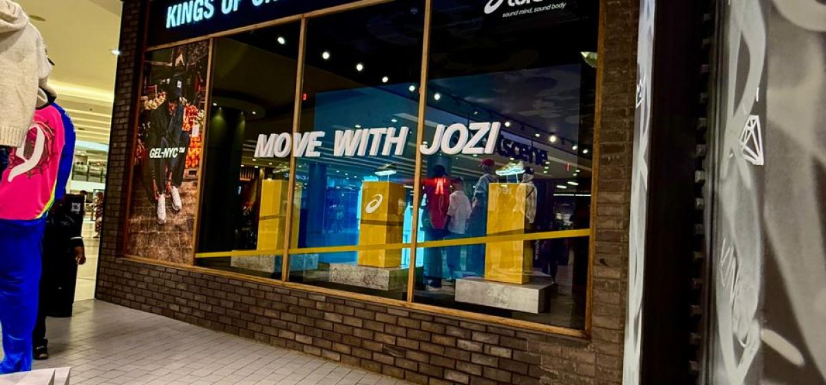 Retail-Window-Display-Branding-13